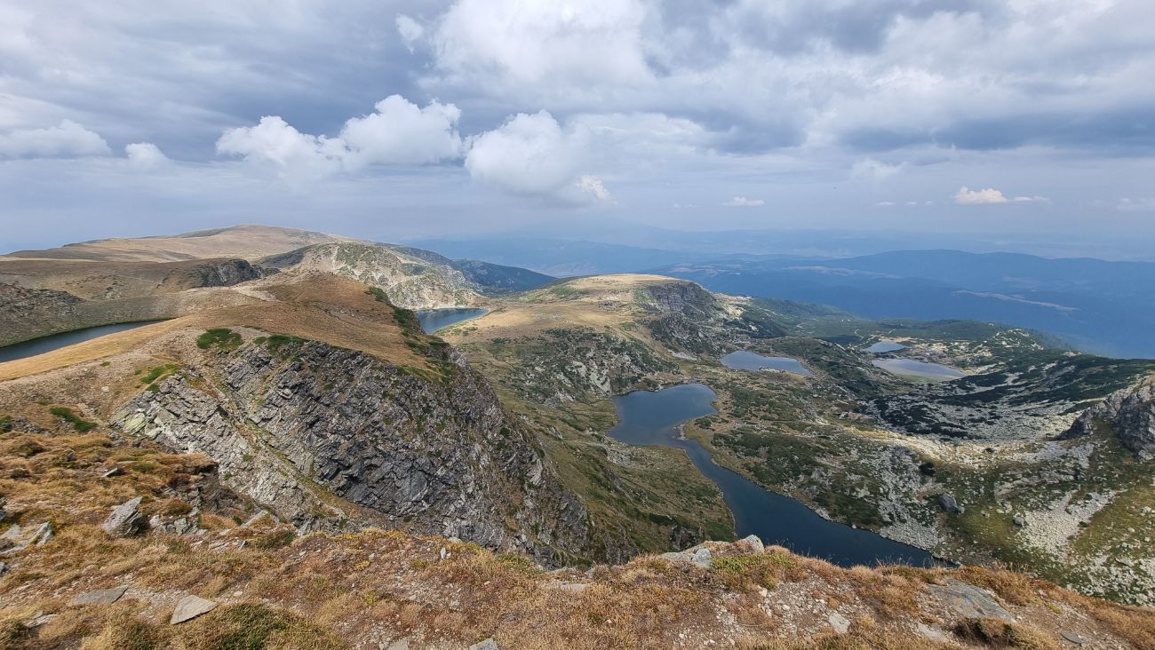 Blick über die Sieben Rila-Seen in Bulgariens Bergwelt