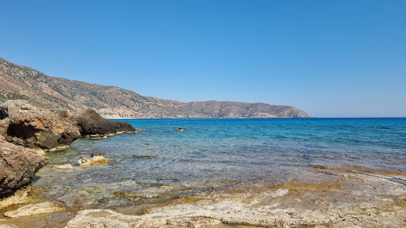 Taverne am Meer unter Tamarisken