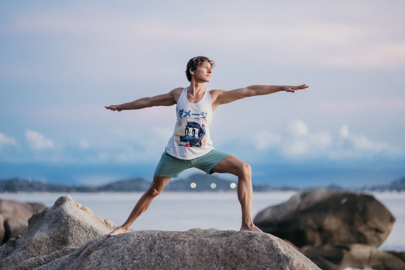 Boris Lauser in der Krieger-Pose auf einem Felsen am Meer
